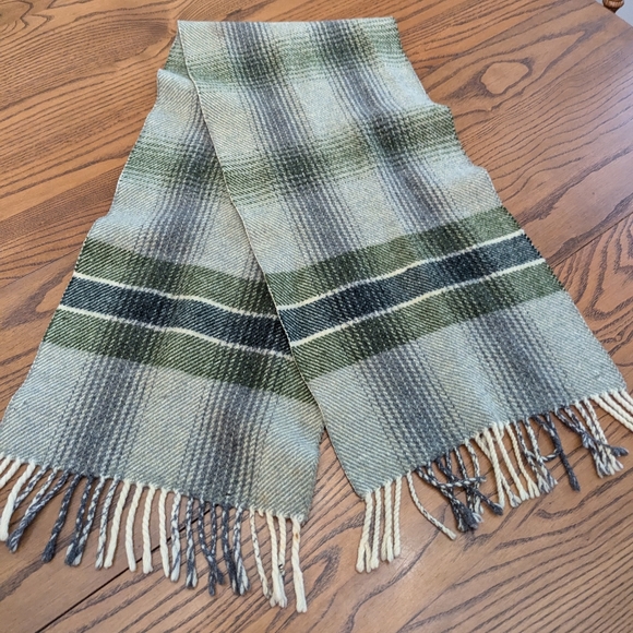 - All wool scarf. Made in Scotland for Eaton's of Canada. Fringed. Green T… - Picture 2 of 9